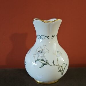 Piccard Chic Floral White and Gold Bud Vase